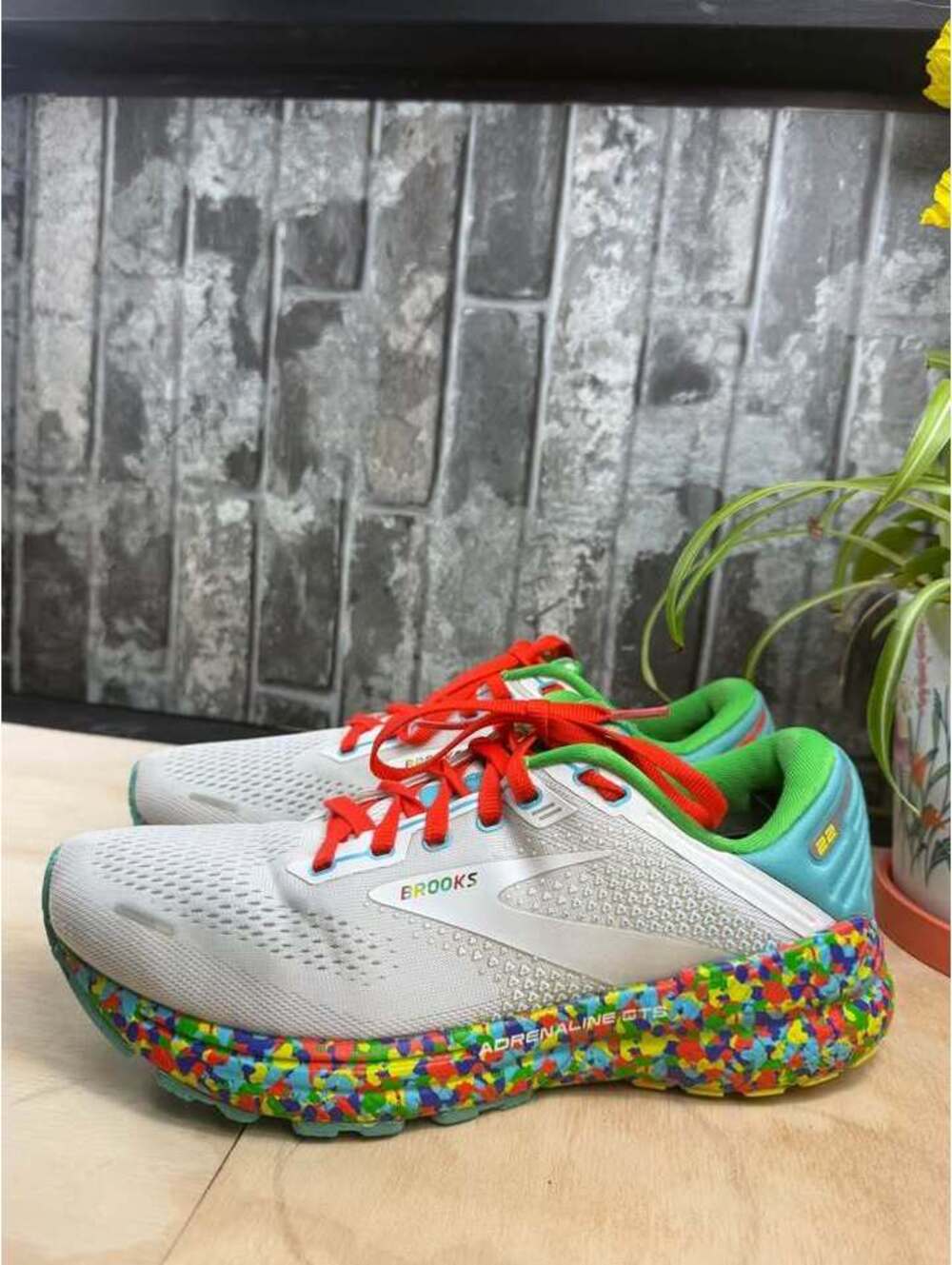 Brooks Adrenaline GTS 22 Women’s Size 10 White Multi Color Running Shoes